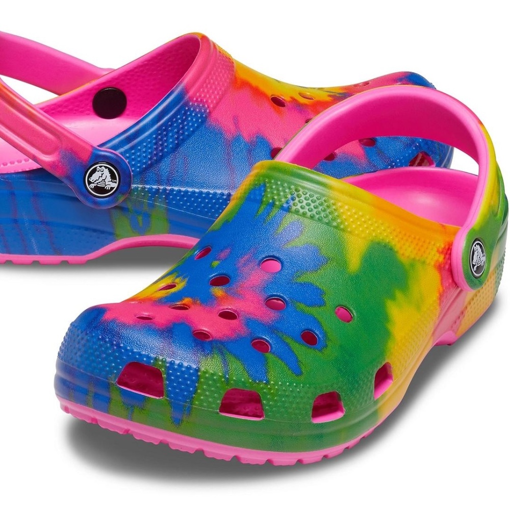 NWT Crocs Classic Tie Dye Graphic Clog in Electric Pink Multi Roomy Fit